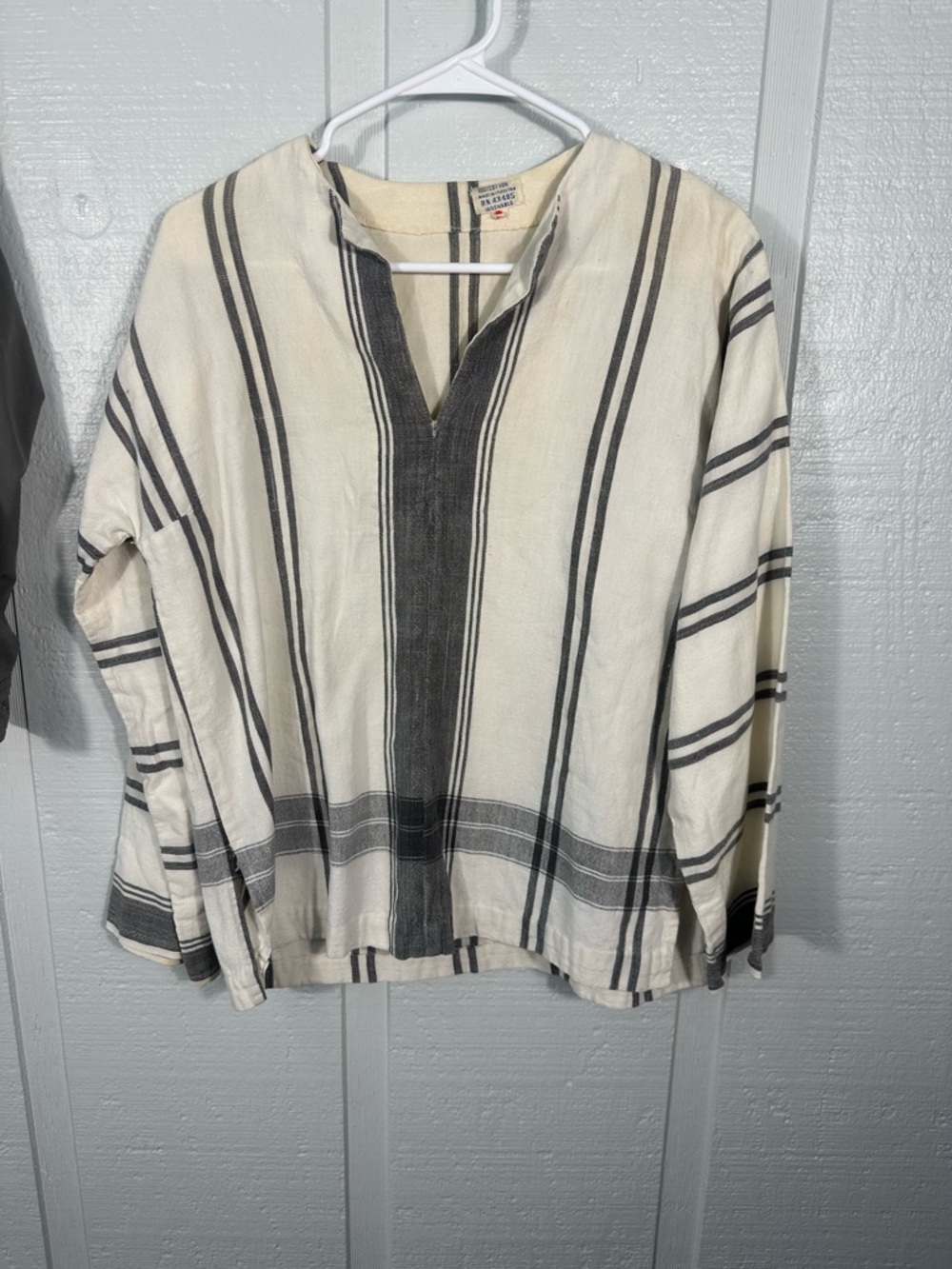 Gray and Ivory Long Sleeve V Neck Pullover Top Size Small EUC